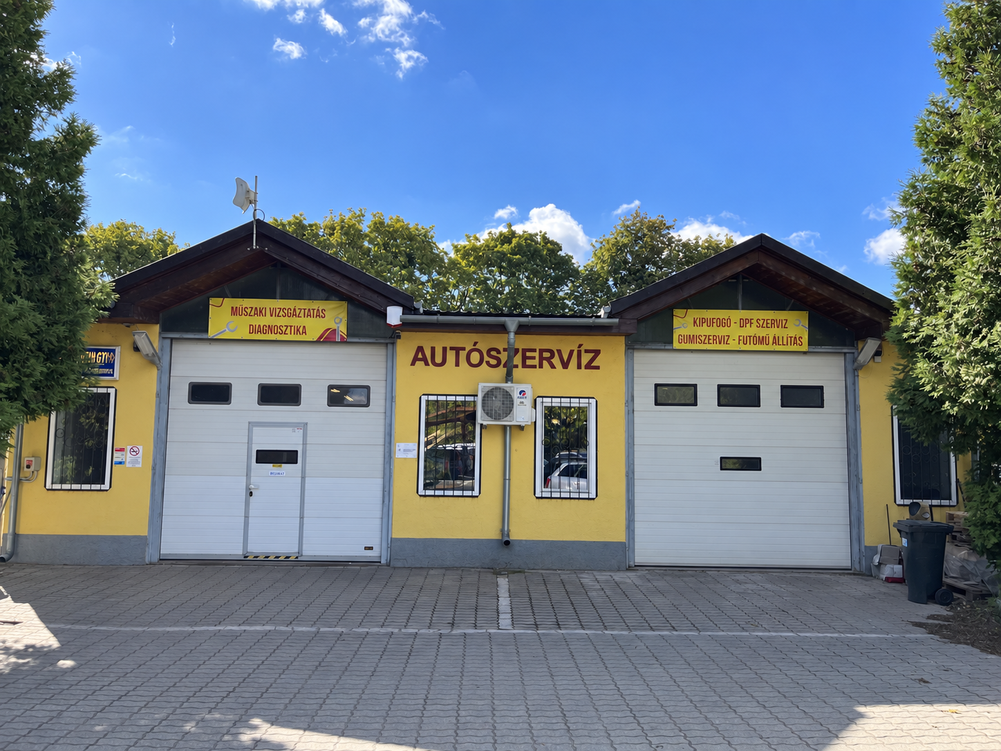 A Kosárszki Autószerviz móri épülete, két szervizkapuval